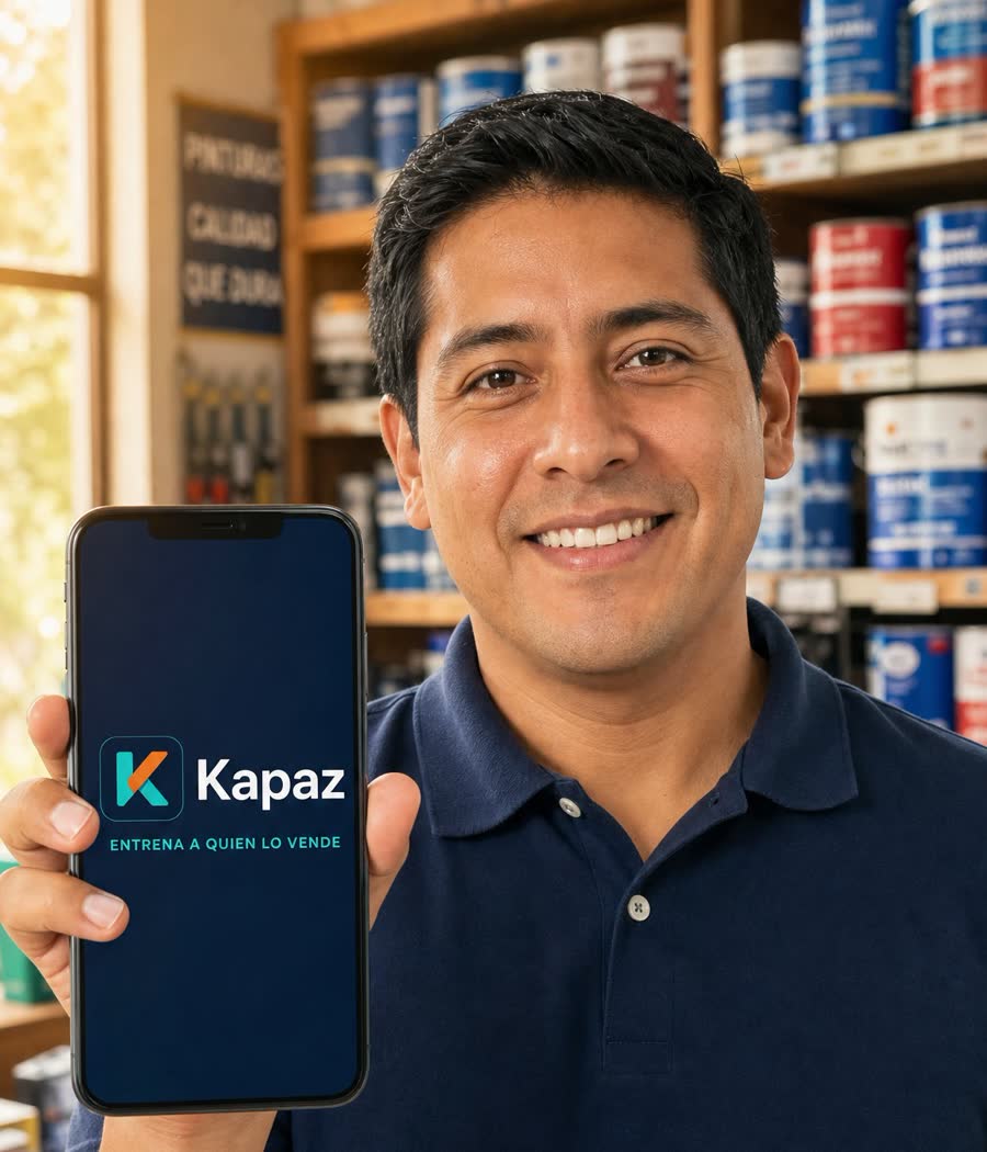Vendedor en una ferretería mostrando Kapaz en su celular
